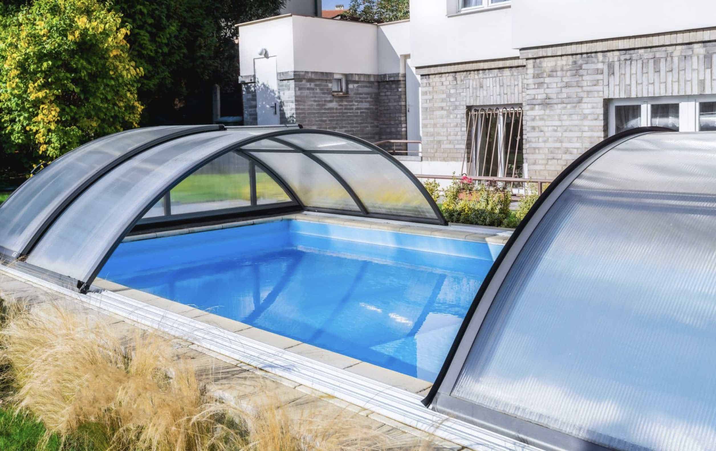 Abri piscine avec modules ouverts